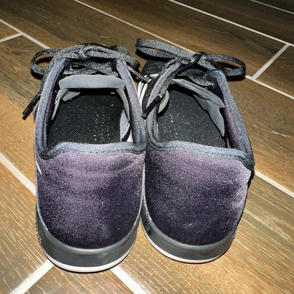 Women’s Nike Black Sneakers - Picture 5 of 7
